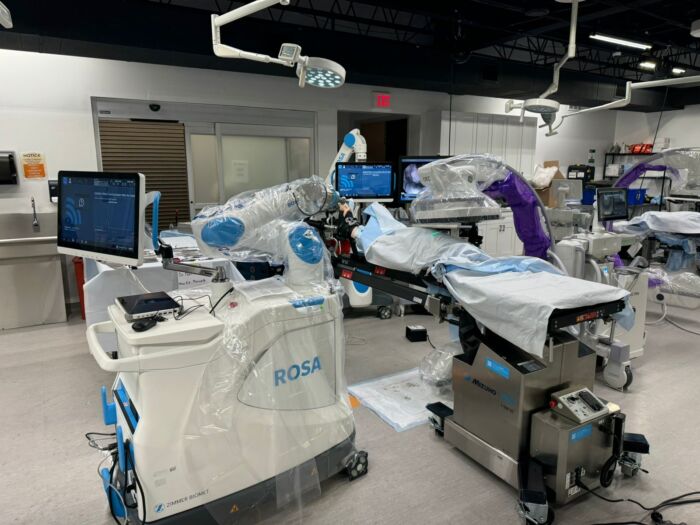 sistema robótico ROSA em cirurgias de prótese de quadril